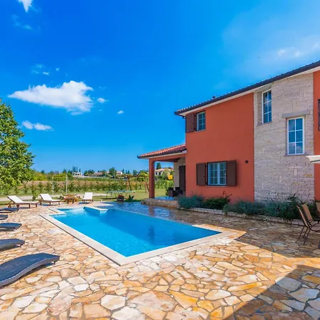 Ivona, A Luxurious Minutes From The Sea
