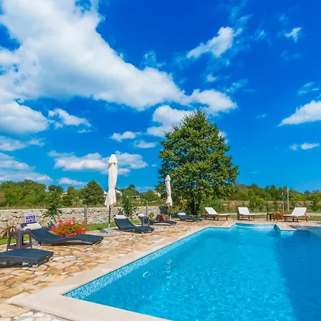Ivona, A Luxurious Minutes From The Sea *